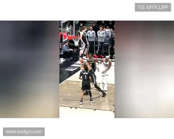 克拉克斯顿强势表现一攻一防完美配合助力球队稳住局势