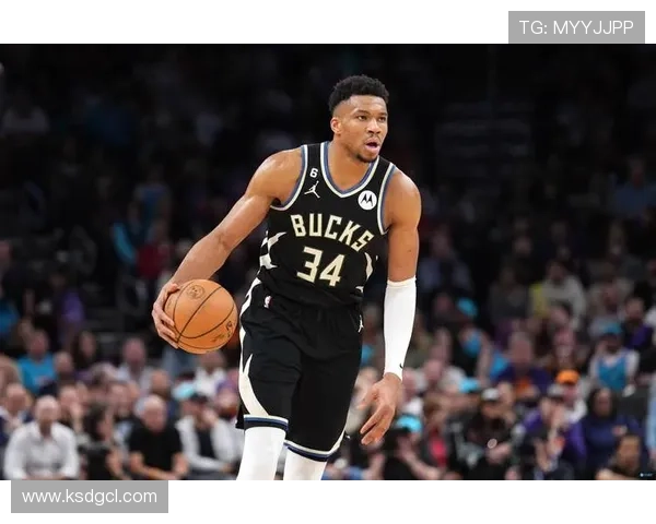 字母哥季前赛首秀表现抢眼轻松拿下13分10板3助助力球队胜利